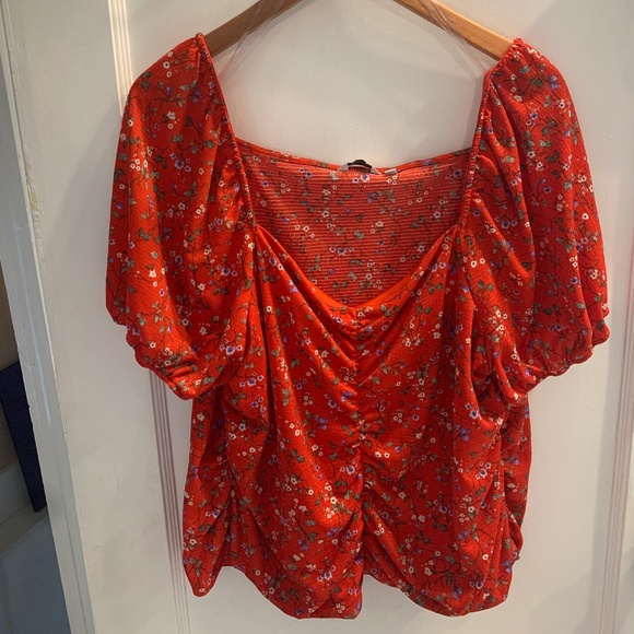 FLIRTY & CUTE NEVER WORN Sweetheart Neckline Ruched Short Sleeve Top! - Picture 2 of 8